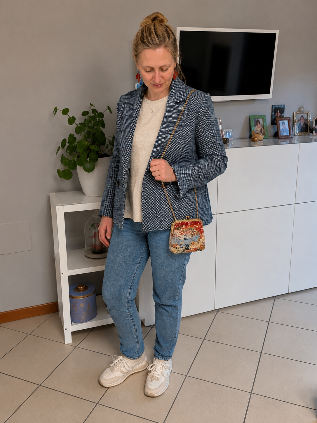 Dana indossa una delle sue borse artigianali
